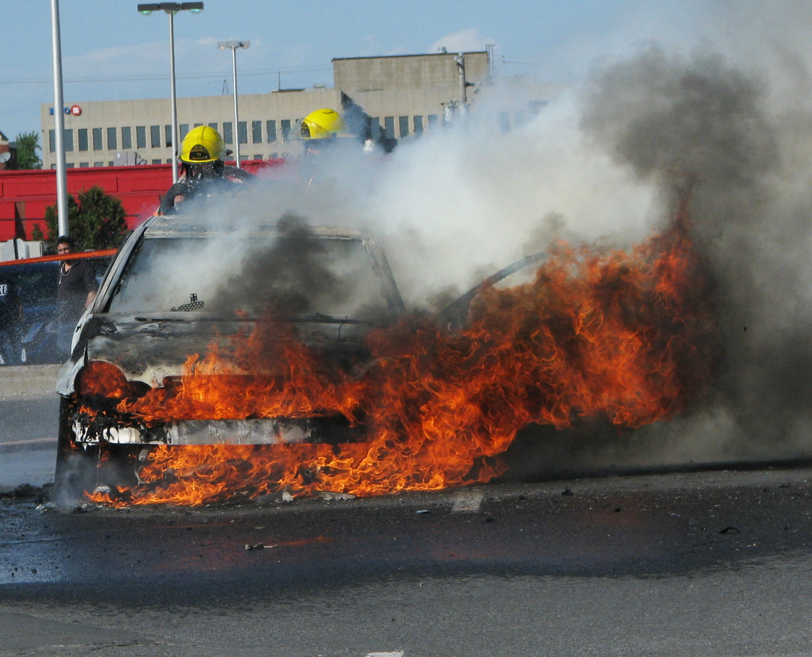 Mercedes engulfed in flames in Saint Laurent